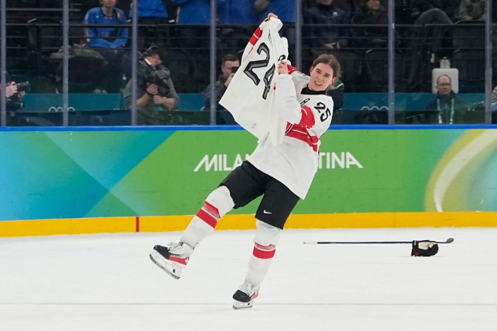 Alina Müller trägt bei der Olympia-Schlussfeier die Schweizer Fahne