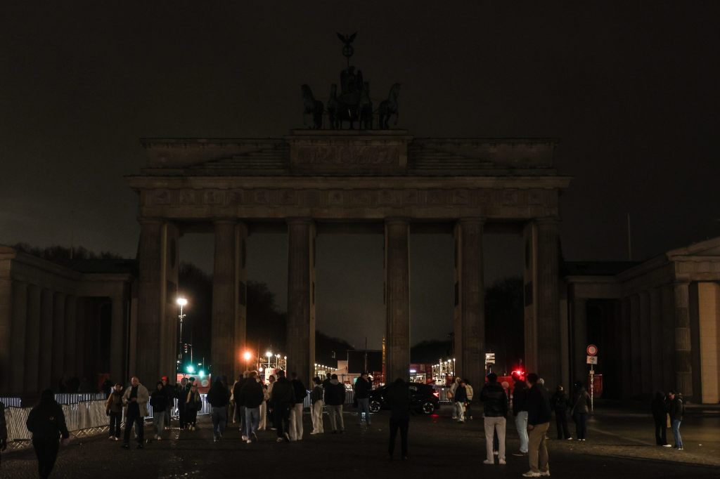 Wahrzeichen weltweit stehen für Klimaschutz im Dunkeln