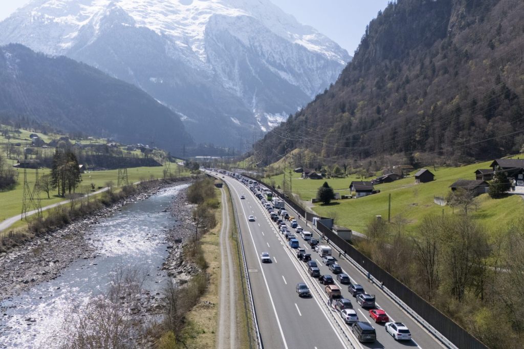 Stau vor dem Gotthard an Ostern