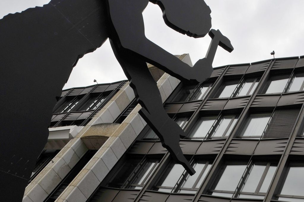 Ehemalige UBS am Aeschenplatz wird zum Wohn- und Gewerbehaus