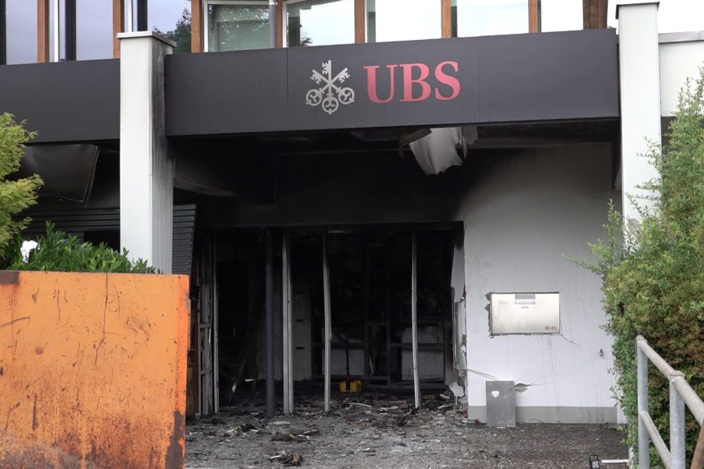 Unbekannte sprengen Bankomaten in Oberwil und flüchten
